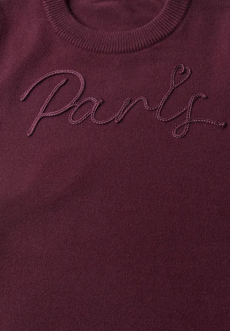 Pull avec inscription brodée rustic rouge Weinroter Pullover mit dem aufgestickten Schriftzug 'Paris'.