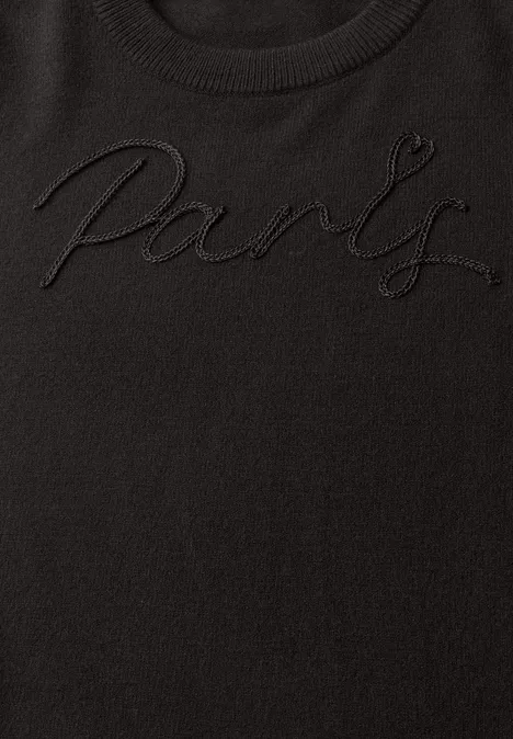 Schwarzes T-Shirt mit dem in schwarzer Stickschrift geprägten Schriftzug 'Paris'