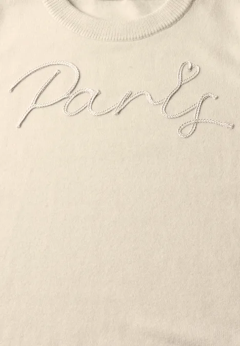 Beiger Pullover mit weißer Stickerei Paris und kleinem Herz am Ende.