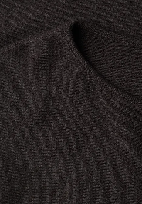Sweter z rękawami typu dolman i dekoltem w kształcie łódki black coffee Zbliżenie czarnego dzianinowego swetra z okrągłym dekoltem.