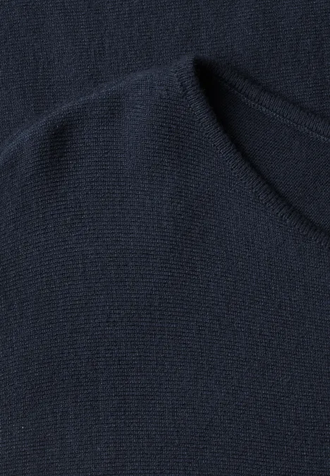 Sweter z rękawami typu dolman i dekoltem w kształcie łódki darkest blue Zbliżenie na granatowy drobno dzianinowy sweter z okrągłym dekoltem