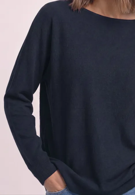 Sweter z rękawami typu dolman i dekoltem w kształcie łódki darkest blue Luźny, granatowy sweter z długim rękawem i kieszenią u dołu, minimalistyczny krój.