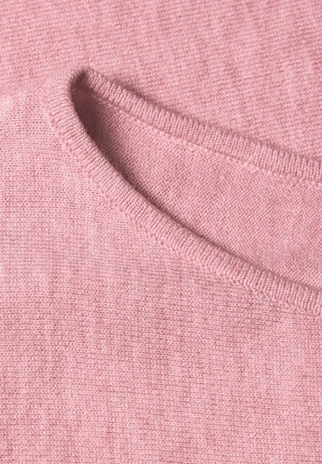 Sweter z rękawami typu dolman i dekoltem w łódkę vintage blush mel. Zbliżenie różowego swetra dzianinowego z teksturą i okrągłym dekoltem.