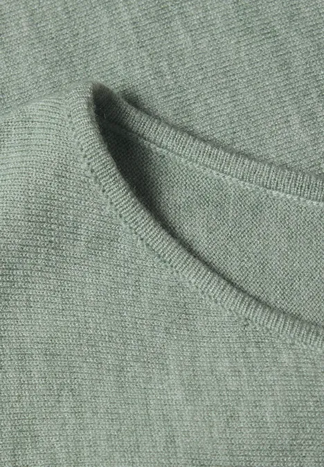 Nahaufnahme des runden Ausschnitts eines graugrünen Shirts aus weichem Stoff.