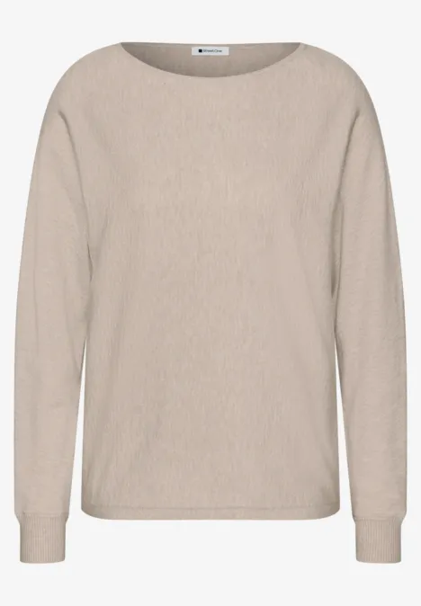 Sweter z rękawami typu dolman i dekoltem w kształcie łódki clay sand mel. Beżowy damski sweter z długimi rękawami i łódkowym dekoltem, prosty i elegancki.
