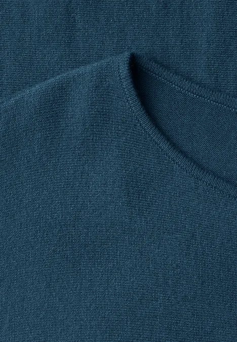 Sweter z rękawami typu dolman i dekoltem w łódkę blue petrol Zbliżenie granatowego swetra z okrągłym dekoltem.