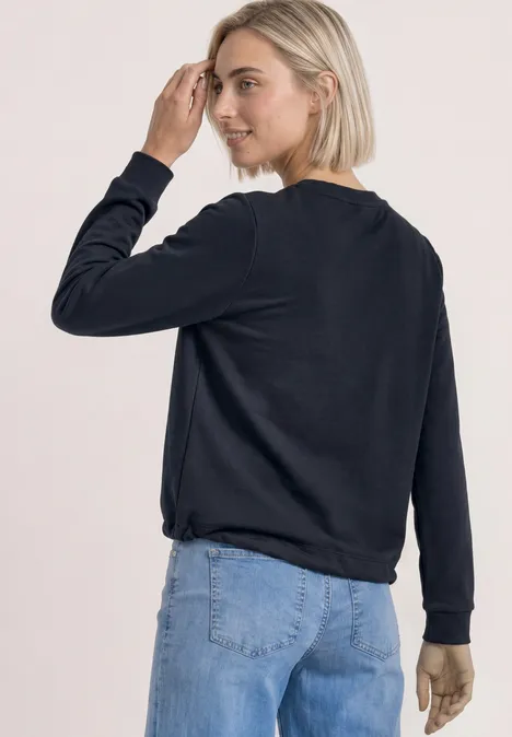 Sweatshirt met ronde hals en borduursel darkest blue Blonde Frau in schwarzem Pullover und Jeans, seitliche Rückenansicht.