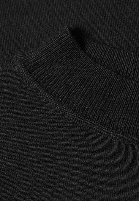 Pullover in Unifarbe mit Rundhals Black Nahaufnahme eines schwarzen Pulloverkragens aus feiner Strickware.