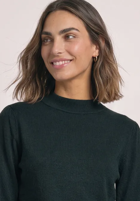 Pullover in Unifarbe mit Rundhals stormy green Lächelnde Frau mit schulterlangen braunen Haaren im dunkelgrünen Rollkragenpullover, seitlich blickend