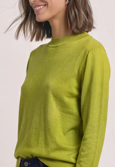 Pullover in Unifarbe mit Rundhals apple lime Eine lächelnde Frau mit schulterlangem Haar trägt einen limonengrünen Pullover und blickt zur Seite.