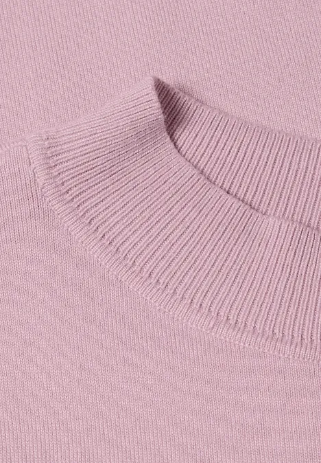 Pullover in Unifarbe mit Rundhals quiet rose Nahaufnahme eines rosafarbenen Strickpullover-Kragens.