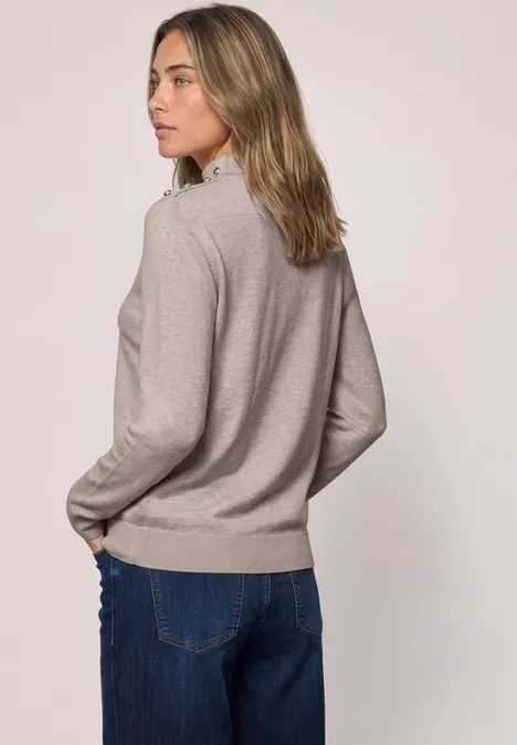 Pullover mit Turtle Neck und Knopfdetails clay sand mel. Frau von hinten in hellgrauem Pullover und blauer Jeans, schaut seitlich, neutraler Hintergrund.