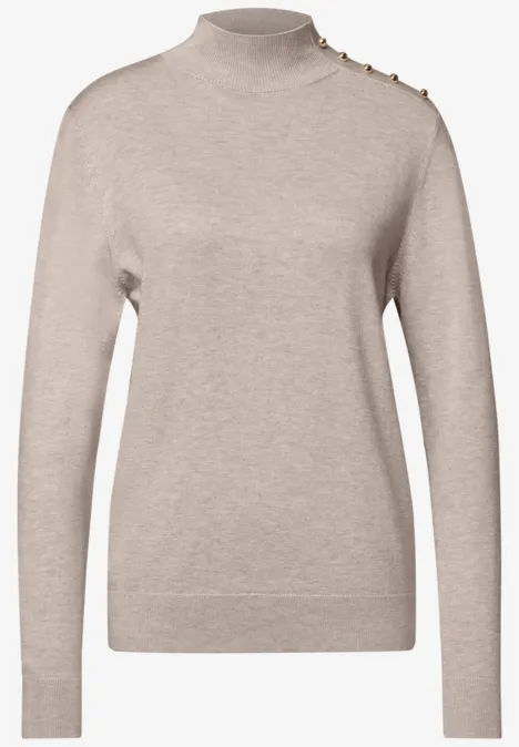 Pullover mit Turtle Neck und Knopfdetails clay sand mel. Beiger, feingestrickter Damenpullover mit Stehkragen, langen Ärmeln und goldfarbenen Schulterknöpfen.