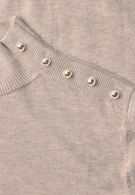 Pullover mit Turtle Neck und Knopfdetails clay sand mel. Beiges Strickoberteil mit Rippenmuster und einer Reihe goldener Knöpfe an der Schulter