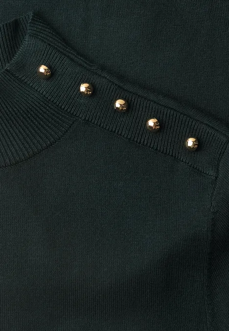 Dunkelgrüner Pullover mit goldenen Kugel-Applikationen an der Schulter