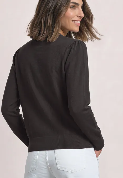 Langarm Pullover mit Turtle Neck und Raffung black coffee Frau in schwarzem Pullover und weißer Jeans, von hinten mit Blick über die Schulter, lächelnd.