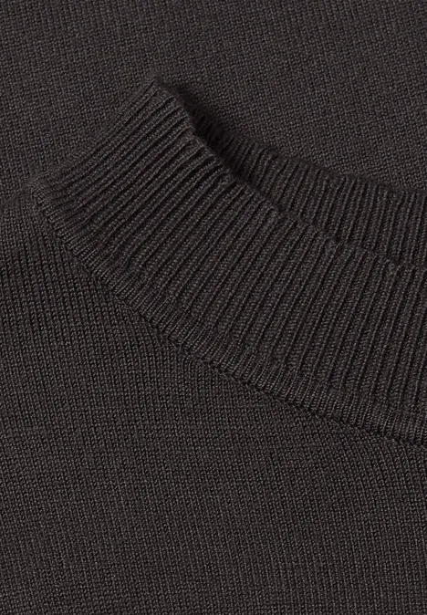 Langarm Pullover mit Turtle Neck und Raffung black coffee Nahaufnahme eines schwarzen, fein gestrickten Pullovers mit geripptem Kragen.