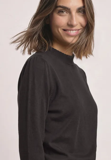 Langarm Pullover mit Turtle Neck und Raffung black coffee Lächelnde Frau in schwarzem Langarmshirt vor hellem Hintergrund.