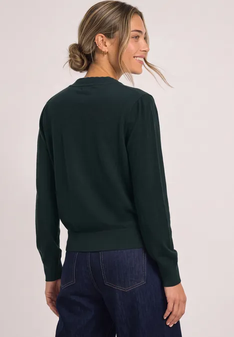 Langarm Pullover mit Turtle Neck und Raffung stormy green Eine Frau trägt einen dunkelgrünen Pullover und Jeans, schaut lächelnd über die Schulter.