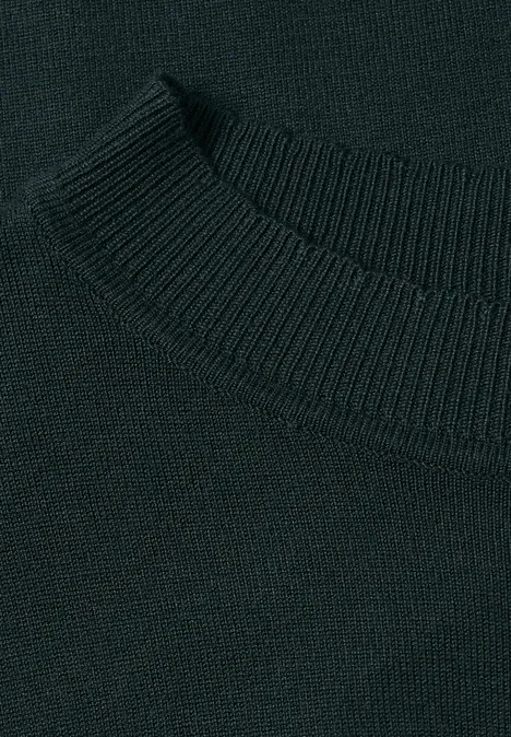 Langarm Pullover mit Turtle Neck und Raffung stormy green Nahaufnahme eines dunkelgrünen, feinstrickten Pulloverkragens.