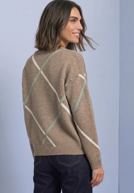 Pullover mit Boat Neck und Intarsien-Muster sanded amber mel. Eine Frau trägt einen braunen Pullover mit Rautenmuster, schaut über die Schulter auf hellem Hintergrund.