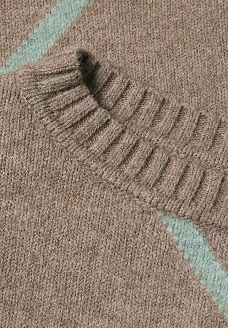 Pullover mit Boat Neck und Intarsien-Muster sanded amber mel. Nahaufnahme eines braunen Strickpullovers mit Rippenkragen und mintfarbenem diagonalem Streifen.