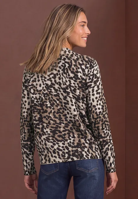 Trui met col en luipaardprint black coffee Achteraanzicht van een vrouw in een langarm shirt met luipaardprint en een jeans tegen een bruine achtergrond.