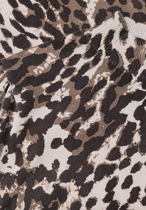 Trui met col en luipaardprint black coffee Close-up van stof met bruin-zwart luipaardmotief.