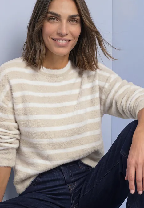 Langarm Pullover mit Rundhals und Streifen clay sand Lächelnde Frau mit gestreiftem Pullover und Jeans sitzt entspannt, eine Hand auf dem Knie.