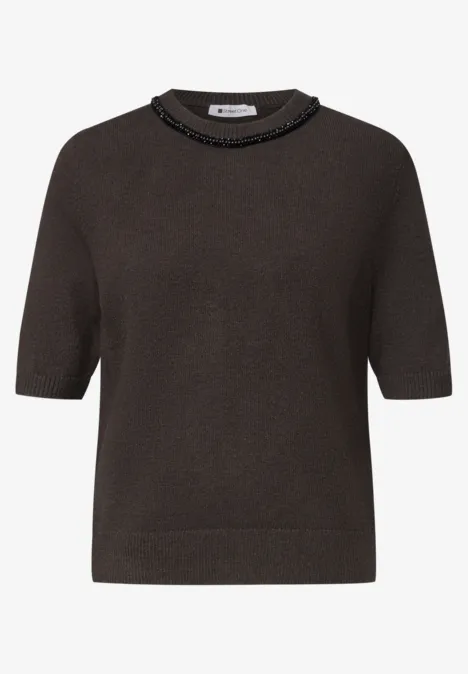 Kurzarm Pullover mit Schmuckdetail black coffee mel. Dunkelbrauner Kurzarm-Strickpullover mit Rundhalsausschnitt.