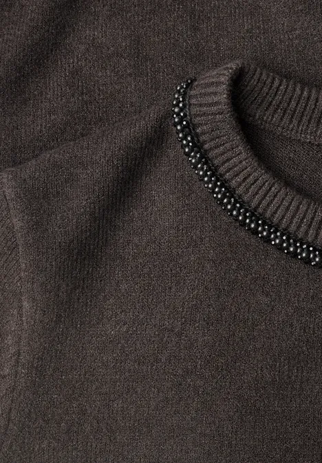 Kurzarm Pullover mit Schmuckdetail black coffee mel. Nahaufnahme eines dunkelbraunen Strickpullovers mit schwarzer Perlenverzierung am Rundhalsausschnitt.