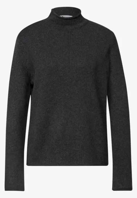 Schwarzer Rollkragenpullover mit langen Ärmeln, schlichtem Design.