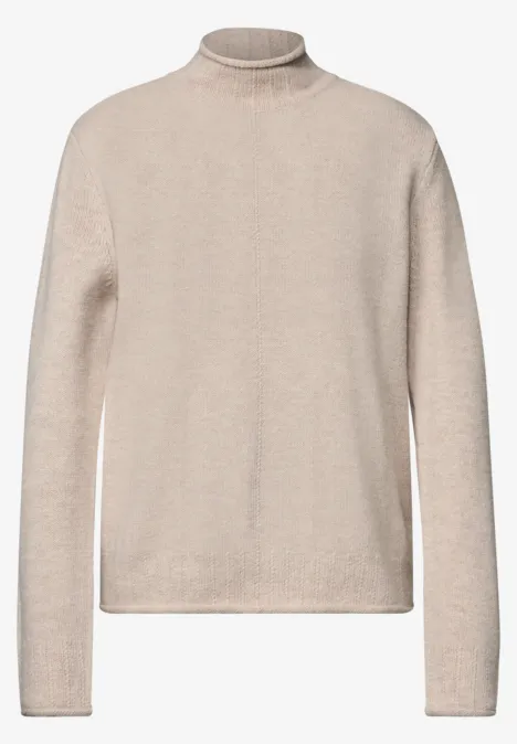 Beiger Rollkragenpullover mit langen Ärmeln.