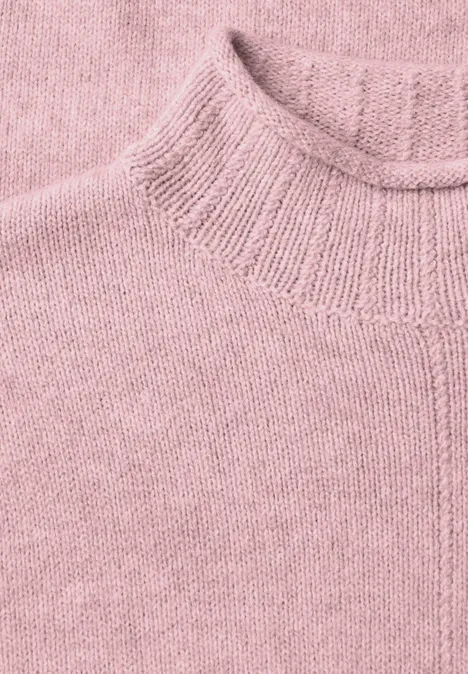 Pull en tricot rose à col rond avec une texture de maille fine