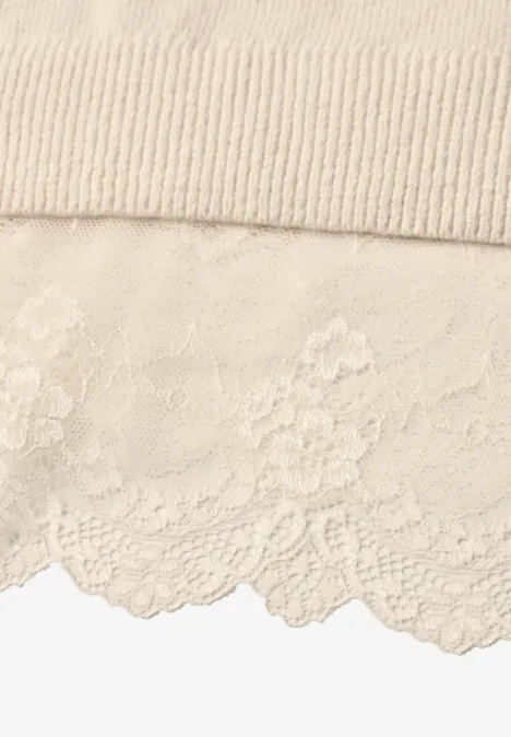 Beige-cremefarbener Strickpullover mit zarter floraler Spitzenborte am Saum.
