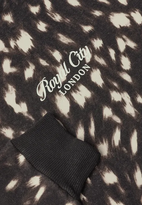 Sweatshirt mit Rundhals und Rehprint Black Kleidungsstück mit beige-braunem Fleckenmuster, weißer Schrift 'Royal City London' und schwarzem Rippbündchen.