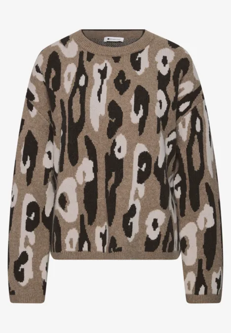 Gebreide trui in bruin en beige met zwart luipaarddessin, rechte pasvorm en ronde hals.