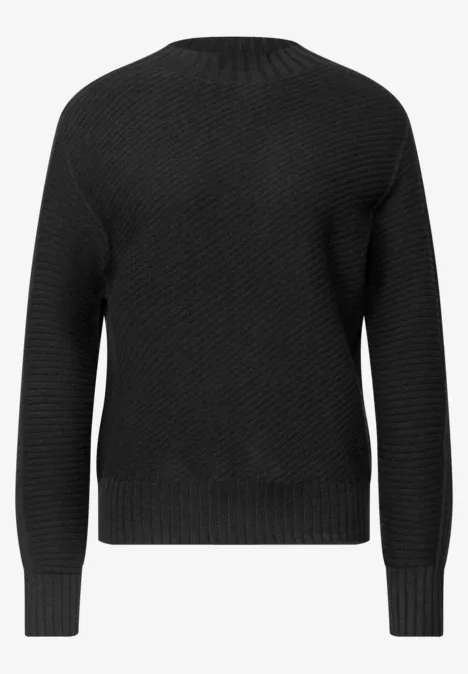 Schwarzer, gestrickter Pullover mit Rundhalsausschnitt und langen Ärmeln.