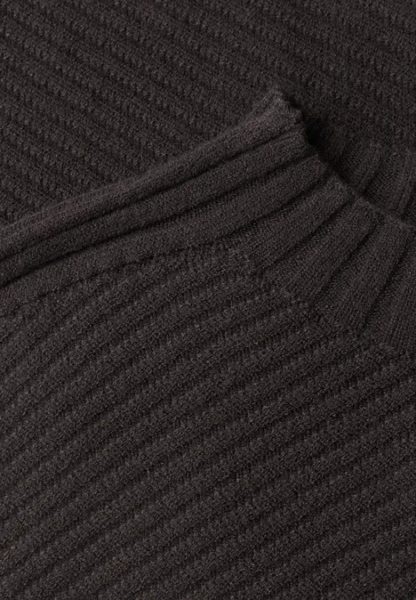 Nahaufnahme eines dunkelgrauen Strickpullovers mit rippenartiger Struktur