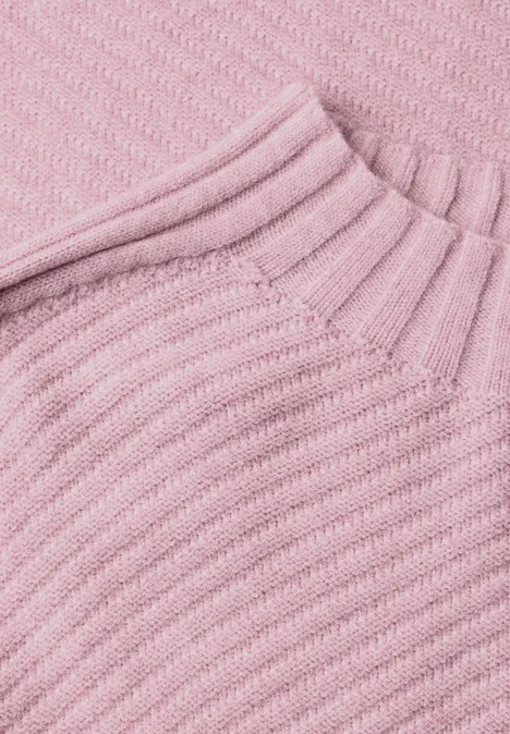 Langarm Pullover mit Turtle Neck und Struktur quiet rose mel. Nahaufnahme eines rosa, gerippten Strickpullover-Stoffs