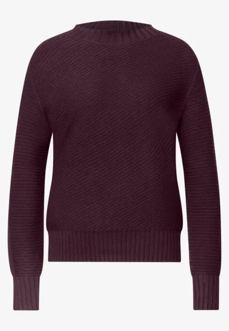 Bordeauxroter, gerippter Strickpullover mit Rundhalsausschnitt und langen Ärmeln.