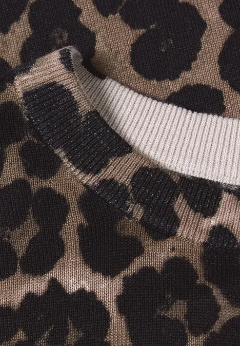Nahaufnahme eines braunen Strickpullovers mit schwarzem Leopardenmuster.