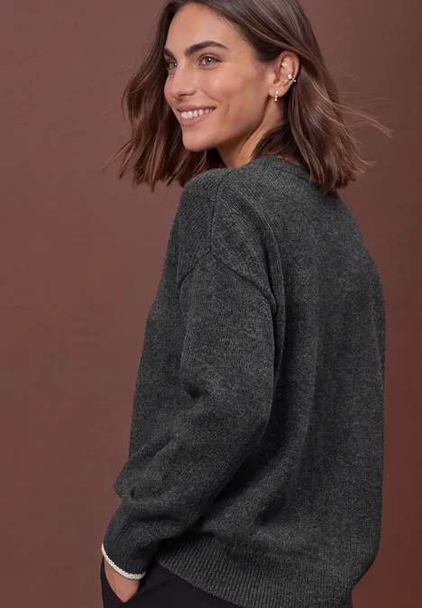 Pullover in Unifarbe mit Rundhals armor grey mel. Frau mit kurzen braunen Haaren in grauem Strickpullover, lächelnd und über die Schulter blickend