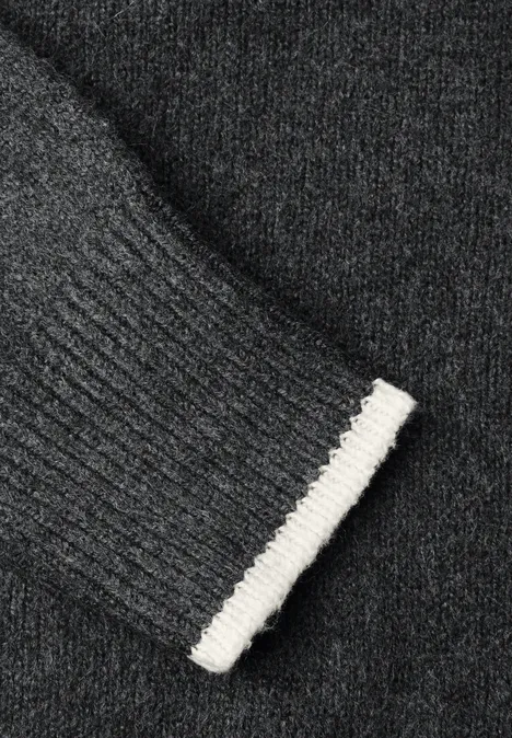 Pullover in Unifarbe mit Rundhals armor grey mel. Nahaufnahme eines dunkelgrauen Strickpullovers mit geripptem Ärmelbündchen und weißem Rand.