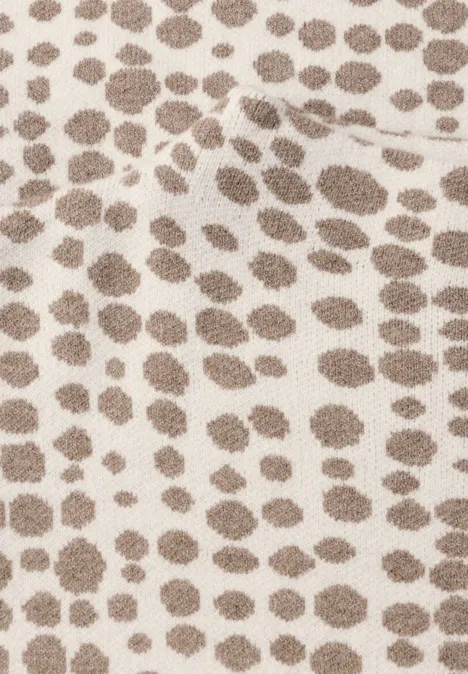 Pullover mit Turtle Neck und Jacquardmuster pure beige Beiger Stoff mit unregelmäßigen braunen Punkten, erinnert an Tierfellmuster.