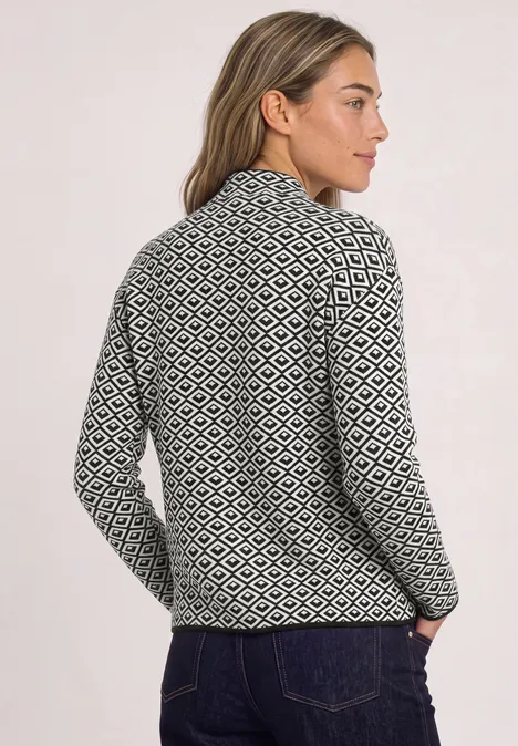 Pullover mit Turtle Neck und Jacquardmuster Black Frau in schwarz-weiß gemustertem Strickpullover mit Stehkragen, Rückansicht leicht seitlich.