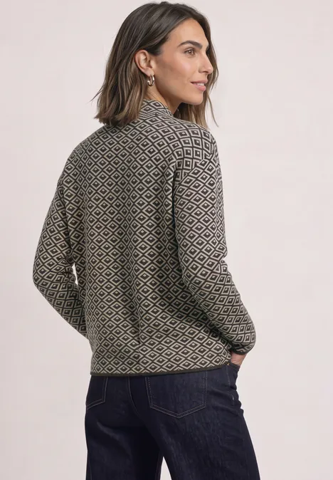 Pullover mit Turtle Neck und Jacquardmuster black coffee Frau von hinten in einem gemusterten, olivgrünen Pullover mit hohem Kragen und langen Ärmeln.