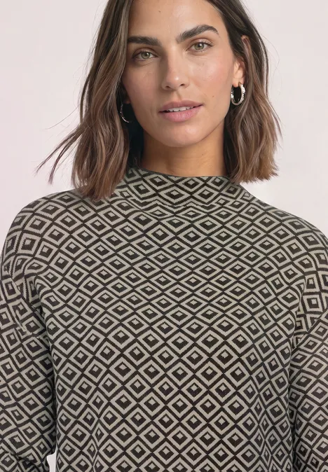 Pullover mit Turtle Neck und Jacquardmuster black coffee Frau mit schulterlangem, dunklem Haar trägt Pullover mit geometrischem Rautenmuster.