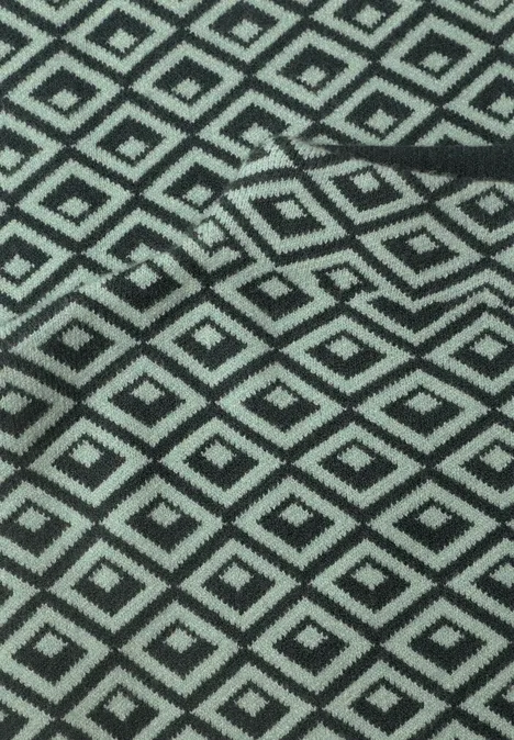 Pullover mit Turtle Neck und Jacquardmuster stormy green Grün-schwarzer Stoff mit regelmäßigem Rautenmuster.
