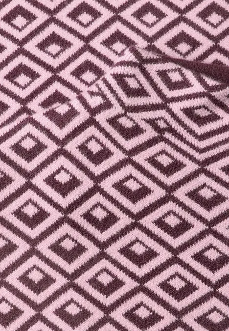 Pullover mit Turtle Neck und Jacquardmuster berry plum rosa Stoff mit schwarzen Rauten in geometrischem Muster